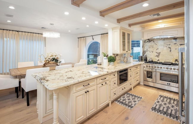 Stradella Spanish - Contemporary Mediterranean Estate w/ Resort-style Yard - Foto 11