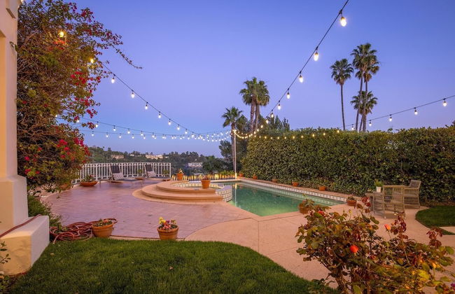 Stradella Spanish - Contemporary Mediterranean Estate w/ Resort-style Yard - Foto 31