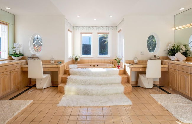 Stradella Spanish - Contemporary Mediterranean Estate w/ Resort-style Yard - Foto 20