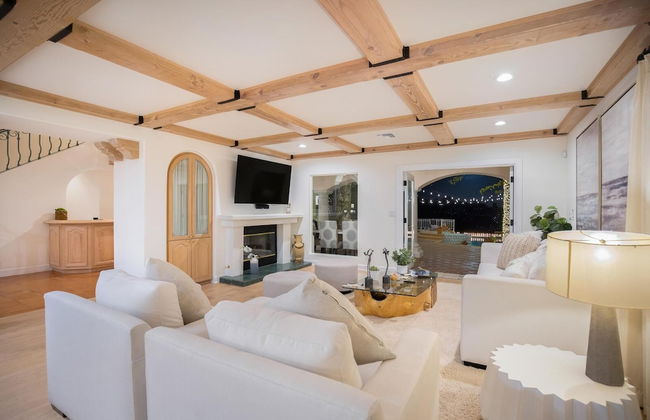 Stradella Spanish - Contemporary Mediterranean Estate w/ Resort-style Yard - Foto 13