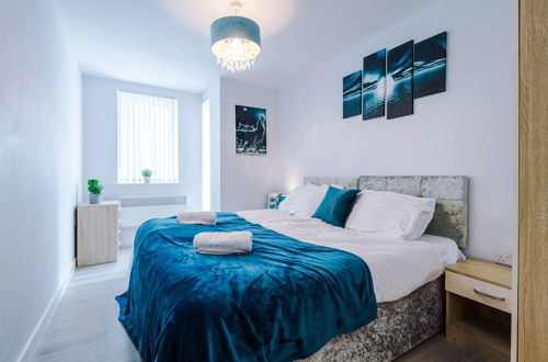 Photo 6 - Stunning and Modern 2 Bedroom Apt in Liverpool