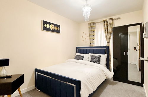 Photo 3 - Luxury 2bed Apartment in Wolverhampton