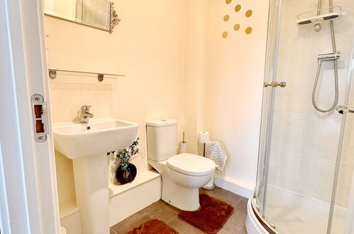 Photo 8 - Luxury 2bed Apartment in Wolverhampton