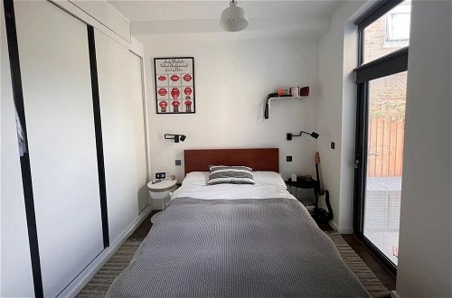 Photo 1 - Contemporary 1 Bedroom Apartment in Peckham With Garden