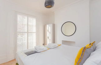 Photo 2 - Luxury 2 Bedroom Garden Flat - Hackney