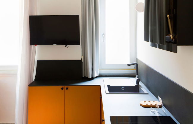 JOIVY Smart 1-Bed W/ Modern Amenities - Photo 9