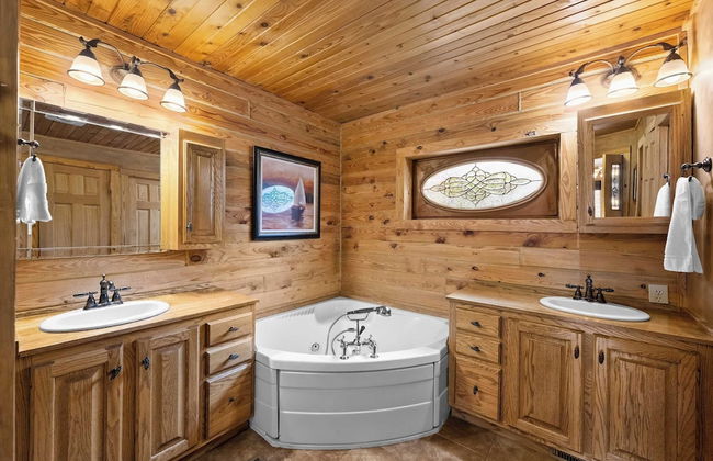 Lakeside Lodge by Avantstay Hot Tub + Dock - Photo 20