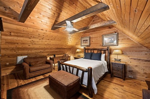 Foto 43 - Lakeside Lodge by Avantstay Hot Tub + Dock