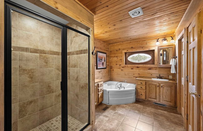 Lakeside Lodge by Avantstay Hot Tub + Dock - Photo 19