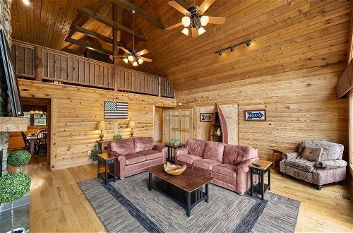 Foto 47 - Lakeside Lodge by Avantstay Hot Tub + Dock