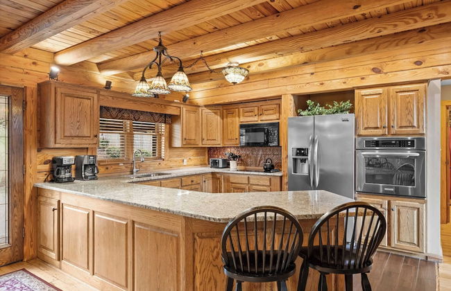 Lakeside Lodge by Avantstay Hot Tub + Dock - Photo 2