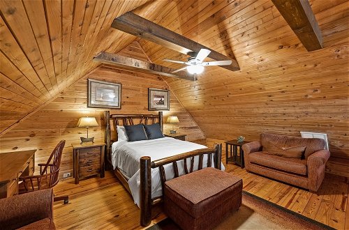 Photo 22 - Lakeside Lodge by Avantstay Hot Tub + Dock