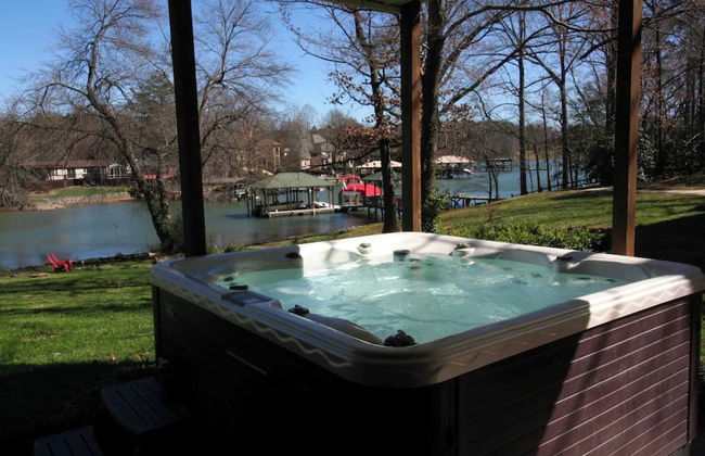 Lakeside Lodge by Avantstay Hot Tub + Dock - Photo 47