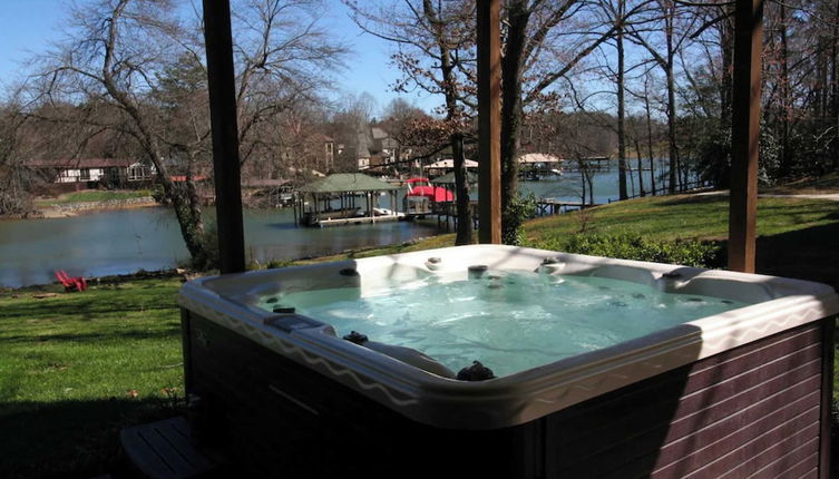 Foto 1 - Lakeside Lodge by Avantstay Hot Tub + Dock