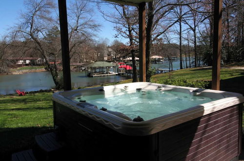 Foto 1 - Lakeside Lodge by Avantstay Hot Tub + Dock