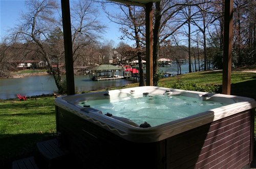 Foto 29 - Lakeside Lodge by Avantstay Hot Tub + Dock