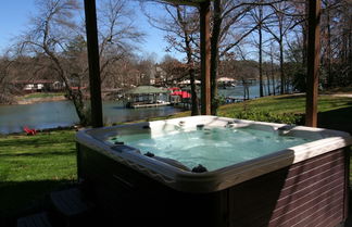 Foto 1 - Lakeside Lodge by Avantstay Hot Tub + Dock