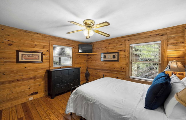 Lakeside Lodge by Avantstay Hot Tub + Dock - Photo 22