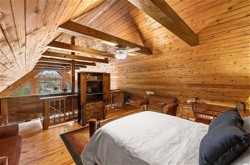 Photo 15 - Lakeside Lodge by Avantstay Hot Tub + Dock