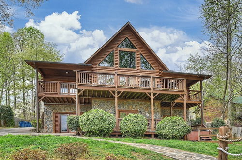 Photo 27 - Lakeside Lodge by Avantstay Hot Tub + Dock