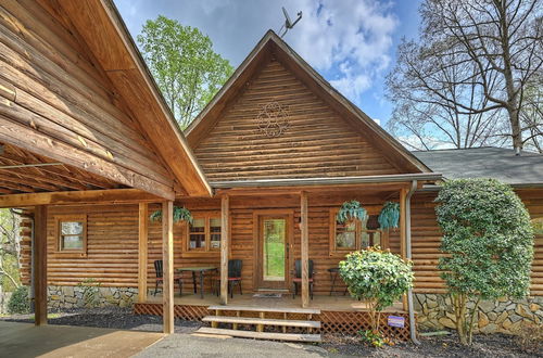 Photo 23 - Lakeside Lodge by Avantstay Hot Tub + Dock