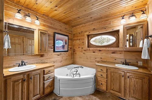 Foto 10 - Lakeside Lodge by Avantstay Hot Tub + Dock