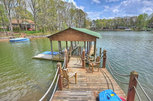 Foto 20 - Lakeside Lodge by Avantstay Hot Tub + Dock