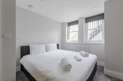 Photo 7 - Chic & Spacious 2BD Flat -2 Mins to Baron's Court