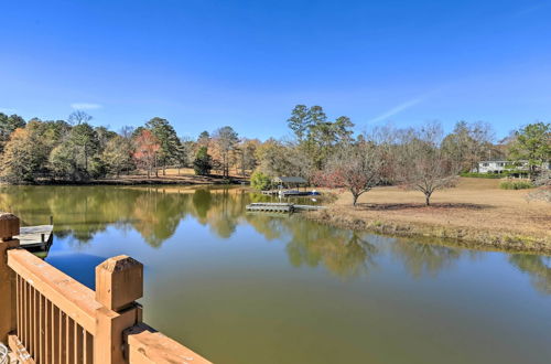 Foto 7 - Lakefront Macon Getaway w/ Stunning Boathouse