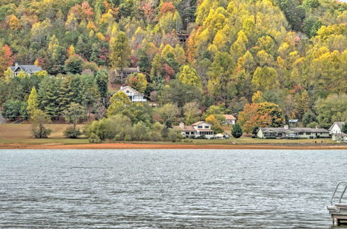 Foto 4 - Lakefront Hiawassee Home w/ Boat Dock & Hot Tub