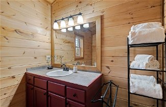 Foto 2 - Secluded Blue Ridge Mtn Retreat w/ Indoor Hot Tub