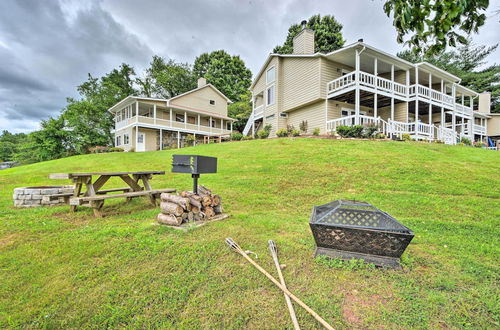 Foto 10 - Townhome w/ Fire Pit & Lake View: Pets Welcome