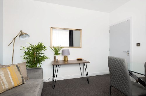 Photo 6 - Modern 4-Bedroom Apart near Aldgate East