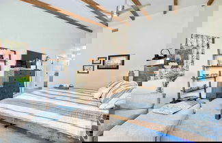 Foto 3 - Fresh & Modern 3 BDR Just Blocks From Beach!