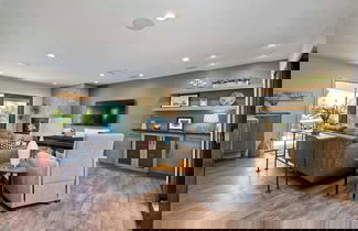 Foto 1 - Fresh & Modern 3 BDR Just Blocks From Beach!