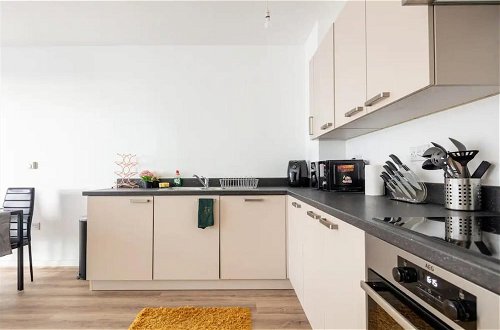 Photo 11 - Impeccable 2-bed Apartment in Wembley