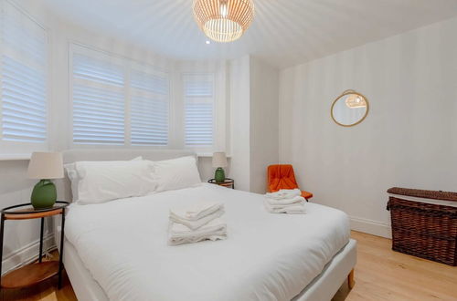 Photo 3 - Newly Refurbished 2BD Flat - Wimbledon Village