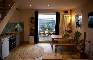 Photo 2 - Inviting & Secluded 1BD House w/ Patio - Peckham