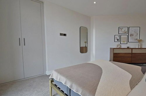 Photo 6 - Top Floor 3-bed Penthouse in Manchester