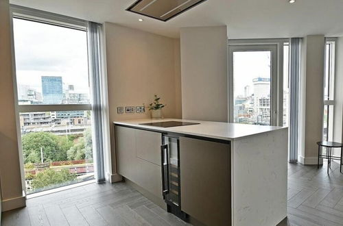 Photo 11 - Top Floor 3-bed Penthouse in Manchester