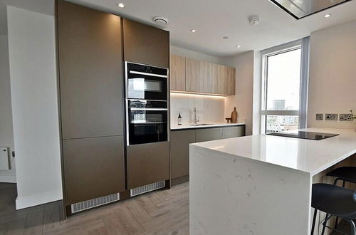 Photo 10 - Top Floor 3-bed Penthouse in Manchester