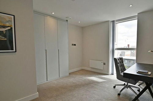 Photo 19 - Top Floor 3-bed Penthouse in Manchester