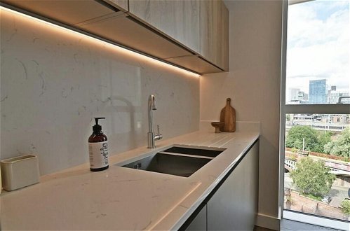 Photo 9 - Top Floor 3-bed Penthouse in Manchester