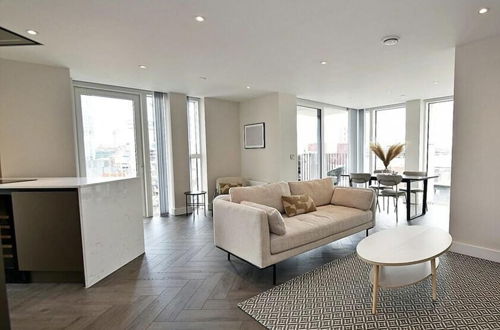 Photo 13 - Top Floor 3-bed Penthouse in Manchester