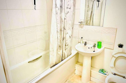 Photo 7 - Peaceful Impeccable 2-bed Apartment in Hatfield