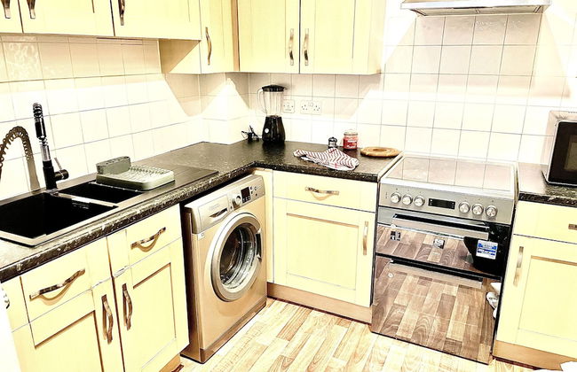 Peaceful Impeccable 2-bed Apartment in Hatfield - Photo 4