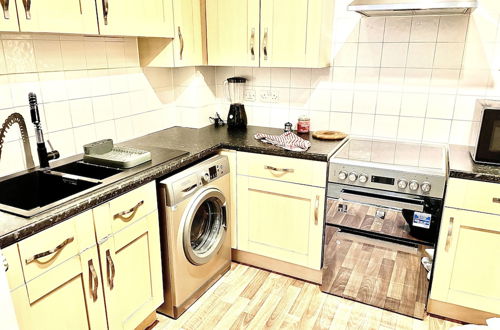 Photo 5 - Peaceful Impeccable 2-bed Apartment in Hatfield