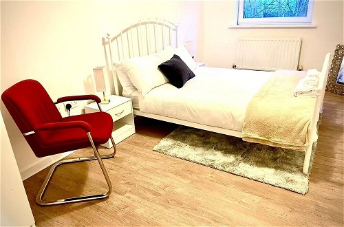 Photo 3 - Peaceful Impeccable 2-bed Apartment in Hatfield