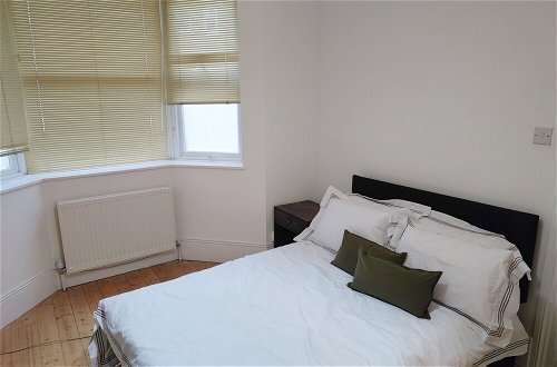 Photo 2 - Charming 2-bed Apartment in London