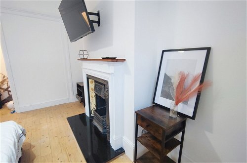 Photo 5 - Charming 2-bed Apartment in London